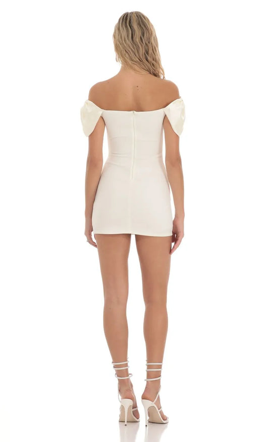 Chic White A-Line Classic-Neck Classic-Sleeve Classic-Back Floor-Length Homecoming Dress