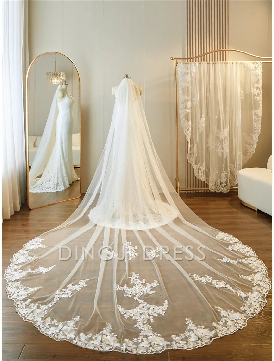Ding Ji One-tier Applique Edge Wedding Veil Cathedral Veils Embroidery Appliques / Paillette 137.8 in (350cm) Gorgeous Hot Sale Veil
