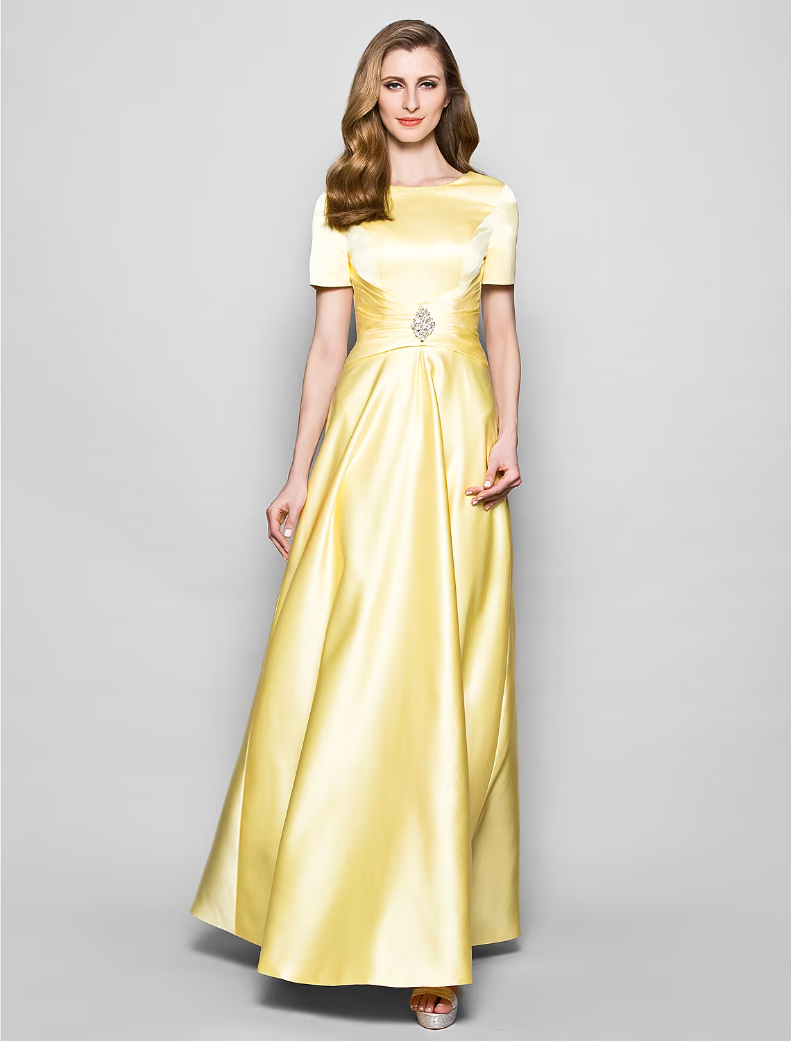 Mother of the Bride Dress Vintage Plus Size Elegant Floor Length Short Sleeve with Ruched Crystals