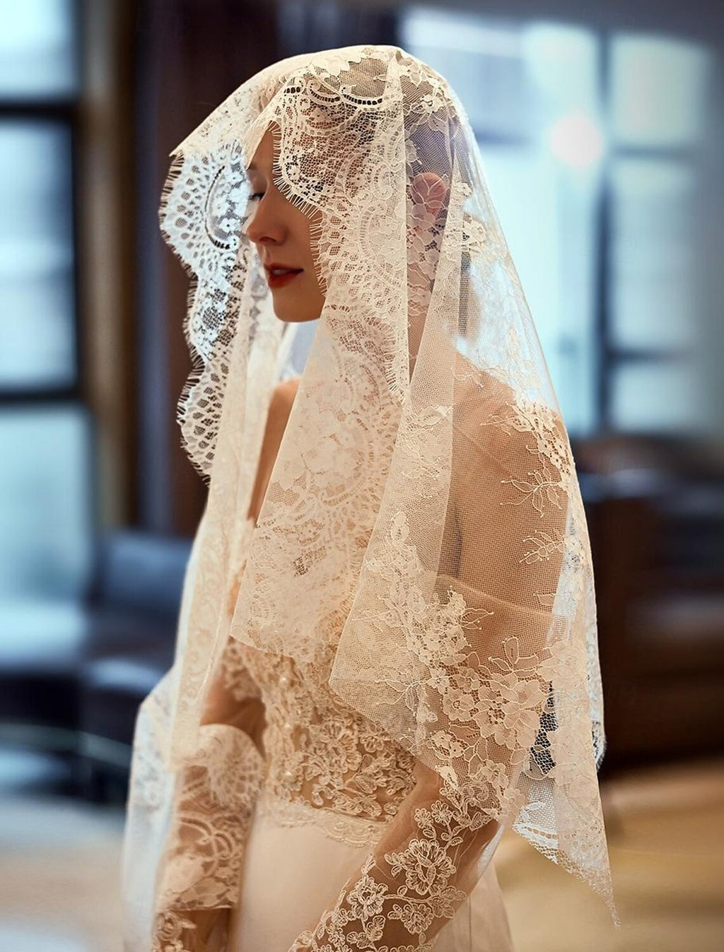Ding Ji One-tier Vintage Inspired Wedding Veil Elbow Veils with Embroidery 55.12 in (140cm) Romantic Hot Sale Veil