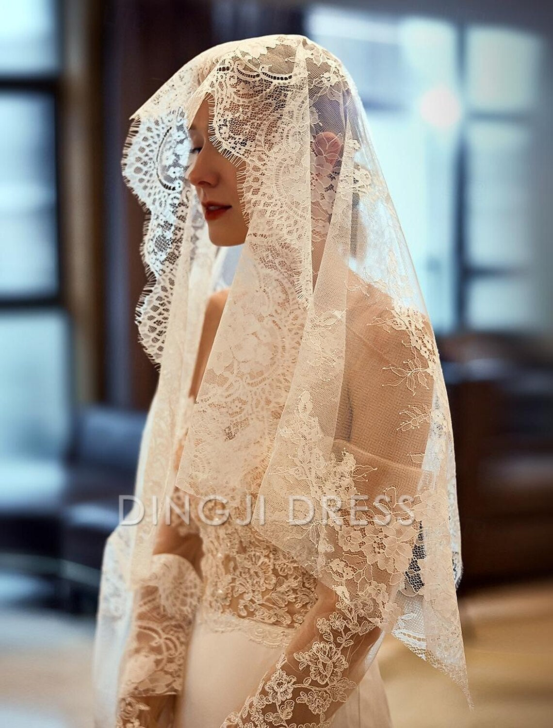 Ding Ji One-tier Vintage Inspired Wedding Veil Elbow Veils with Embroidery 55.12 in (140cm) Romantic Hot Sale Veil