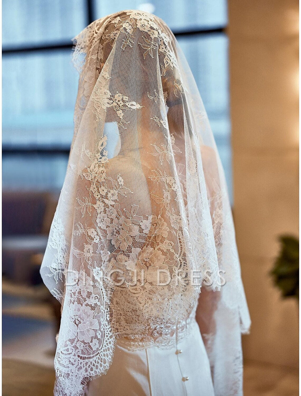 Ding Ji One-tier Vintage Inspired Wedding Veil Elbow Veils with Embroidery 55.12 in (140cm) Romantic Hot Sale Veil