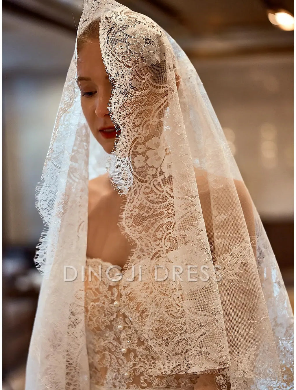 Ding Ji One-tier Vintage Inspired Wedding Veil Elbow Veils with Embroidery 55.12 in (140cm) Romantic Hot Sale Veil