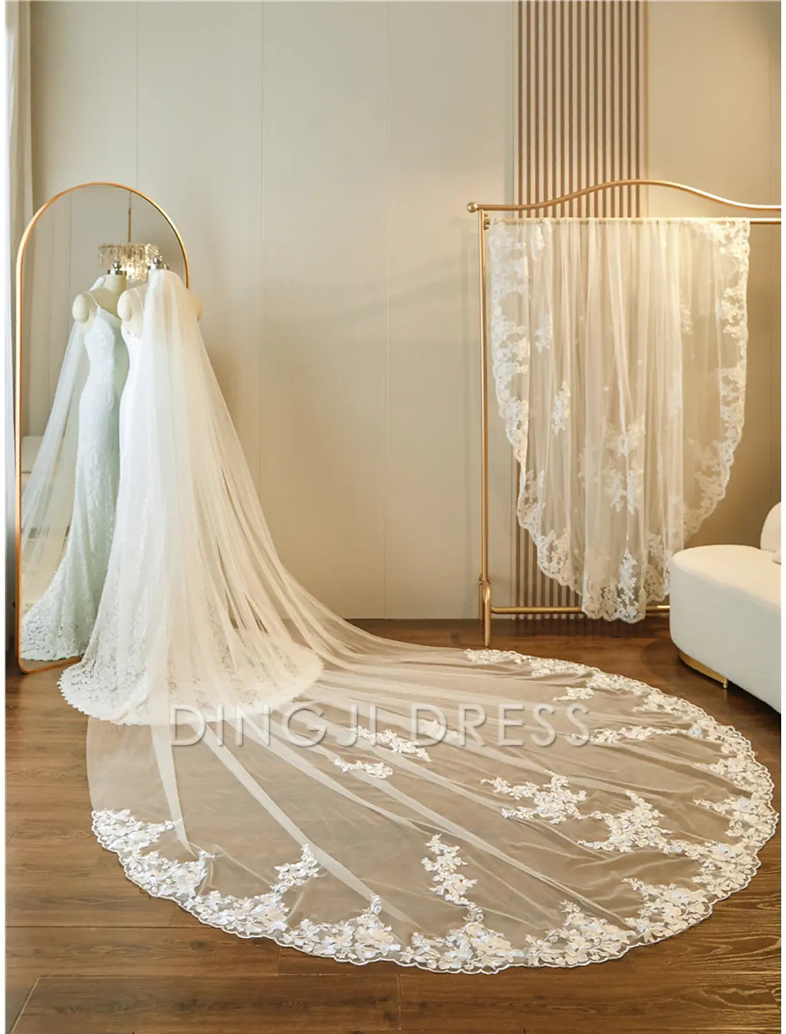 Ding Ji One-tier Applique Edge Wedding Veil Cathedral Veils Embroidery Appliques / Paillette 137.8 in (350cm) Gorgeous Hot Sale Veil
