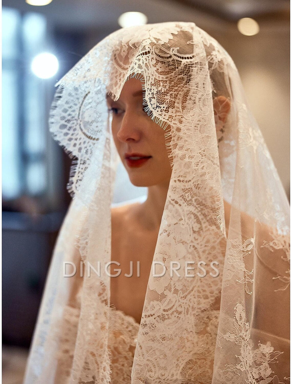 Ding Ji One-tier Vintage Inspired Wedding Veil Elbow Veils with Embroidery 55.12 in (140cm) Romantic Hot Sale Veil