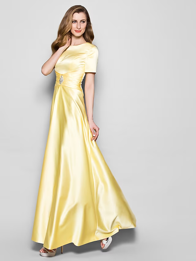 Mother of the Bride Dress Vintage Plus Size Elegant Floor Length Short Sleeve with Ruched Crystals