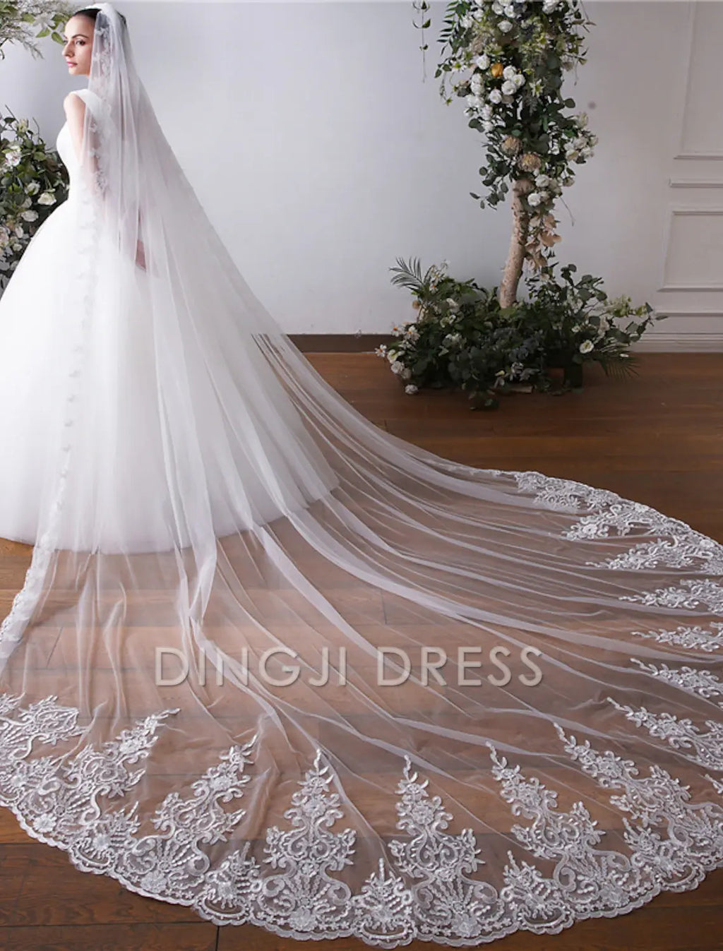 Ding Ji One-tier Applique Edge Wedding Veil Cathedral Veils with Embroidery Appliques Paillette 118.11 in (300cm) Veil
