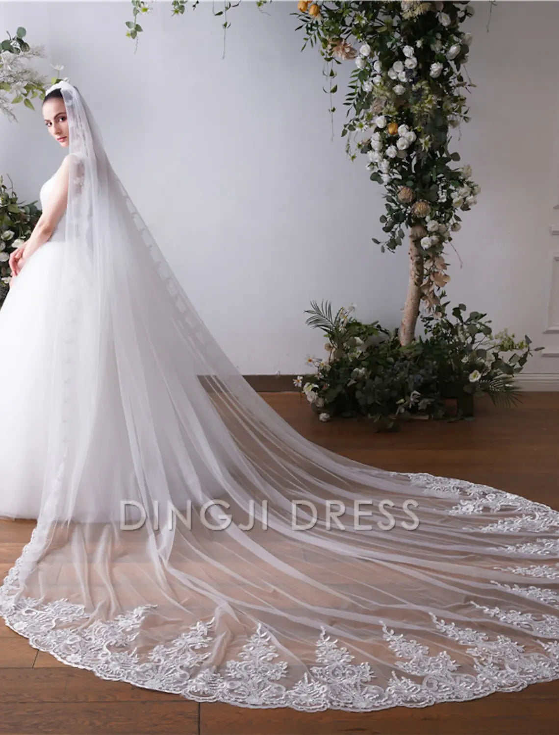 Ding Ji One-tier Applique Edge Wedding Veil Cathedral Veils with Embroidery Appliques Paillette 118.11 in (300cm) Veil