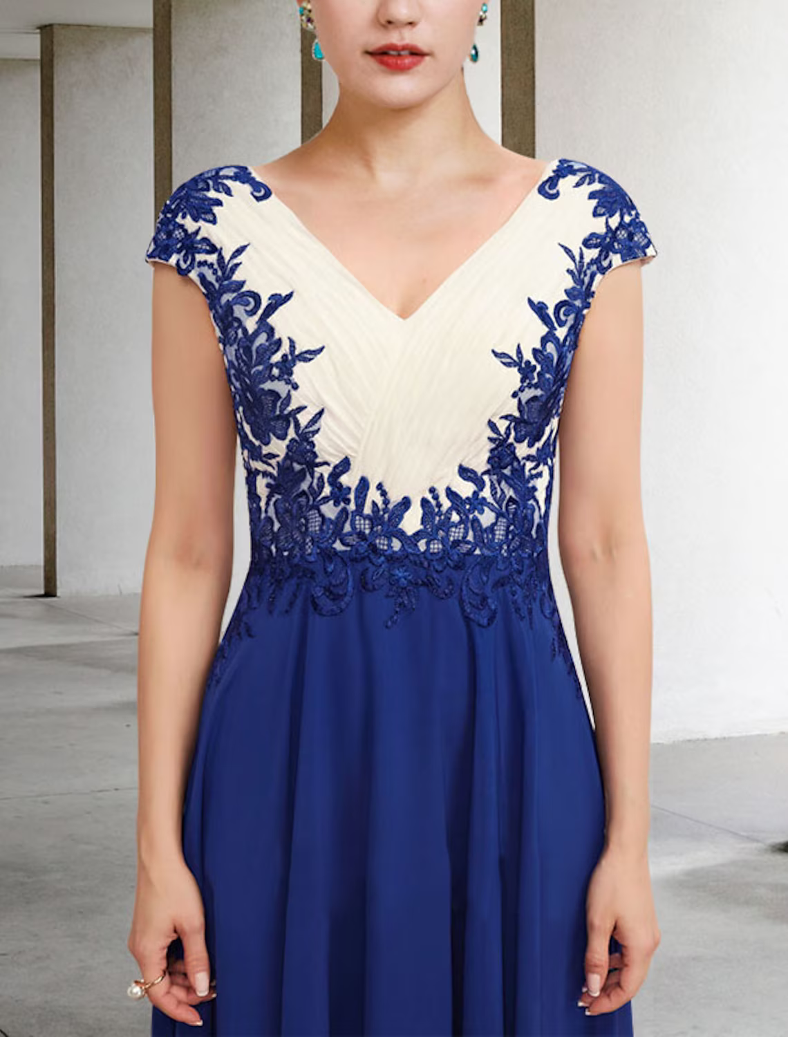 Mother of the Bride Dress Plus Size Elegant V Neck Cap Sleeve with Appliques Side-Draped