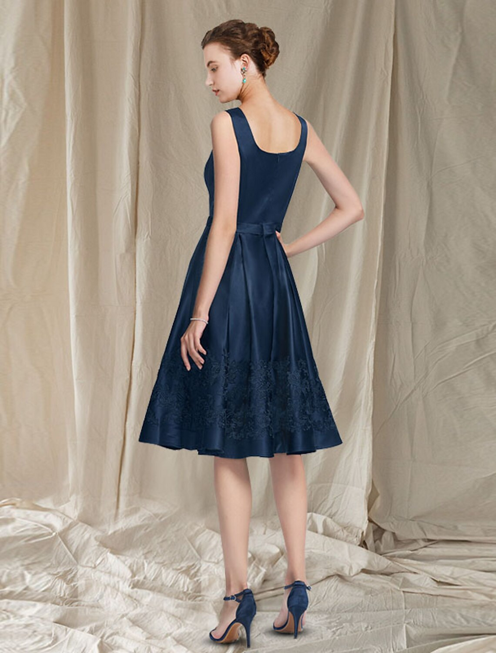 Two Piece A-Line Mother of the Bride Dress Church Elegant Scoop Neck Knee Length Sleeveless Short Jacket Dresses with Appliques
