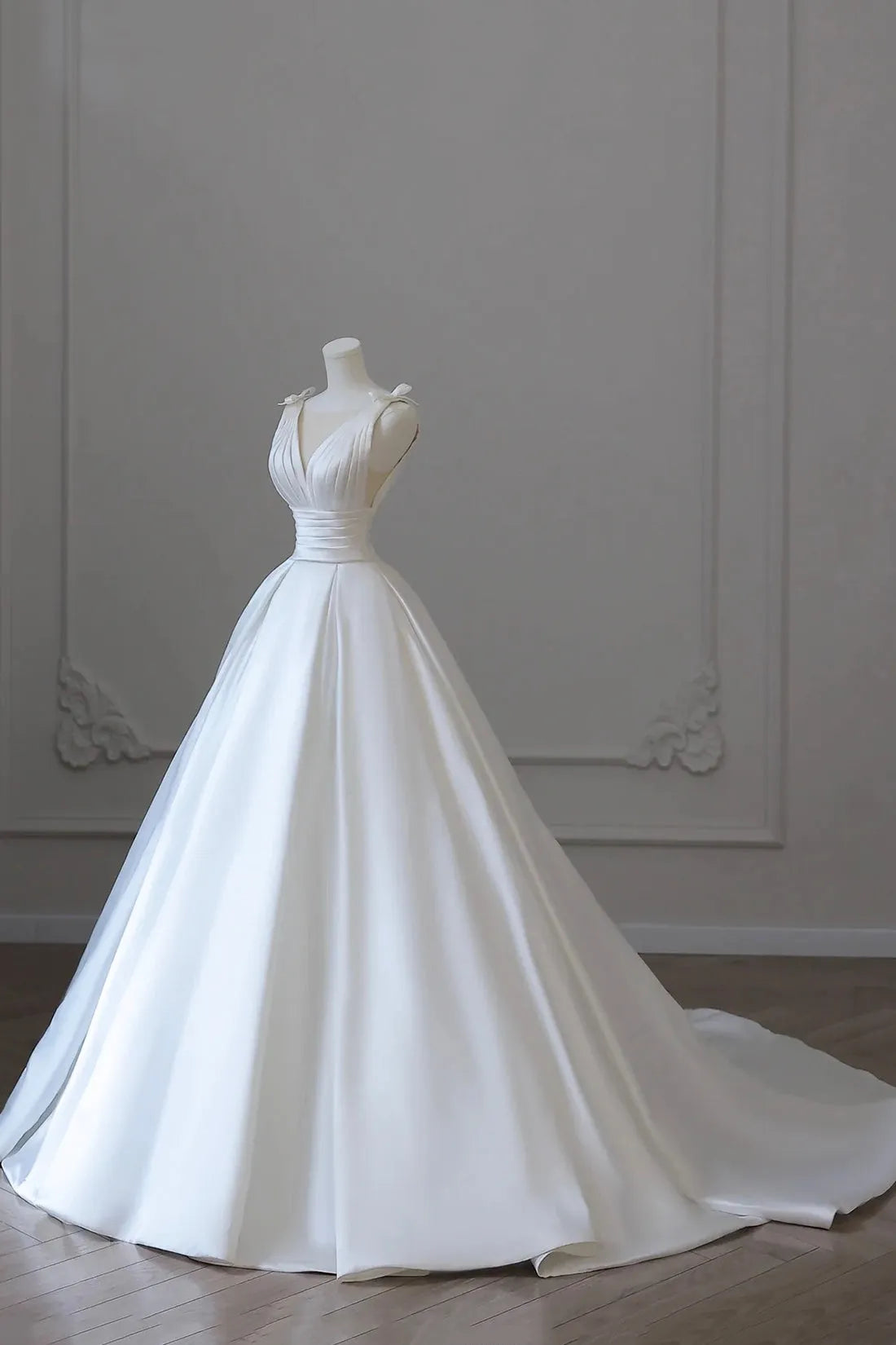 White V-Neck Wedding Dress Bridal Gown with Bow