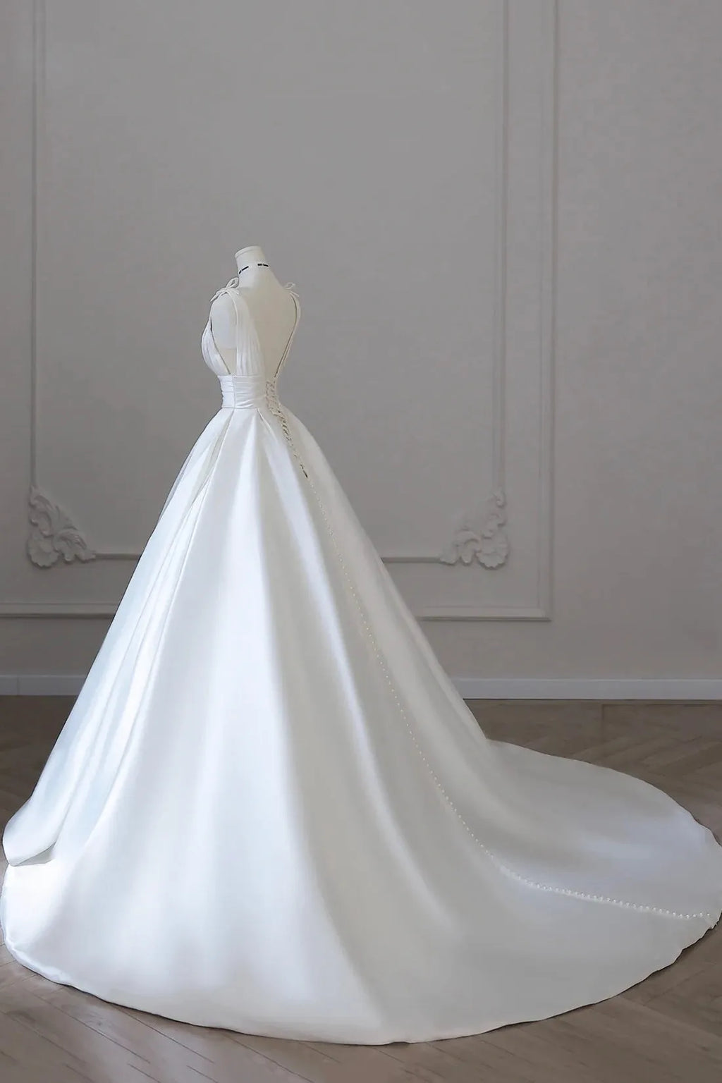 White V-Neck Wedding Dress Bridal Gown with Bow