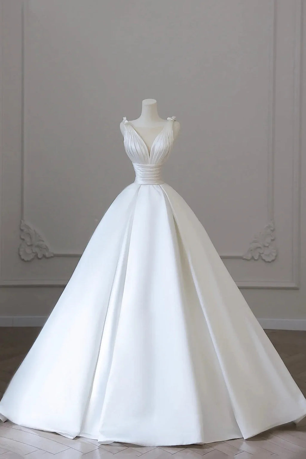 White V-Neck Wedding Dress Bridal Gown with Bow