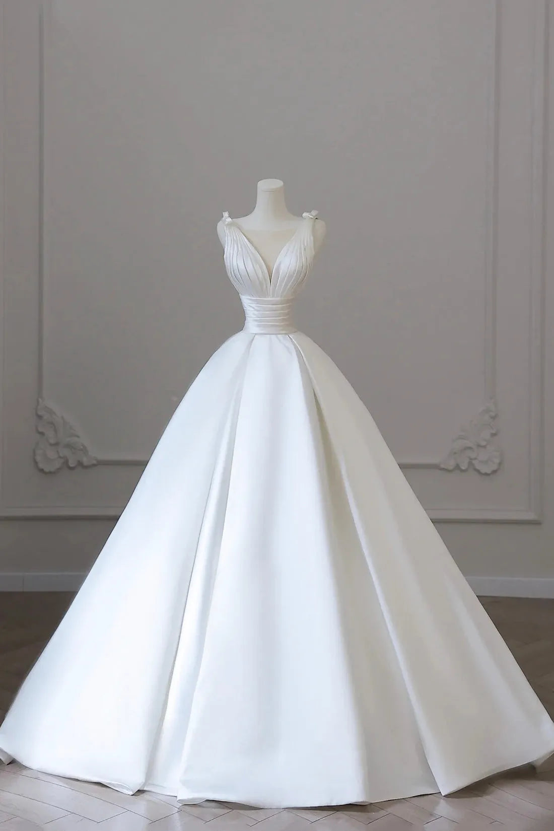 White V-Neck Wedding Dress Bridal Gown with Bow