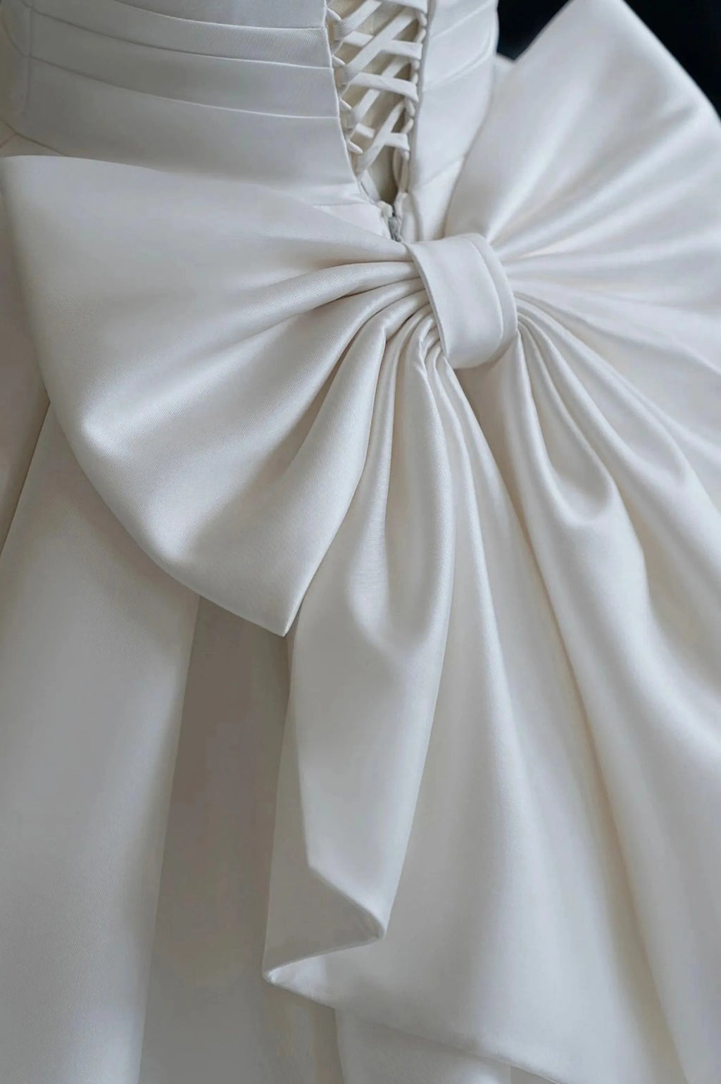 White V-Neck Wedding Dress Short Sleeve Bridal Gown with Bow