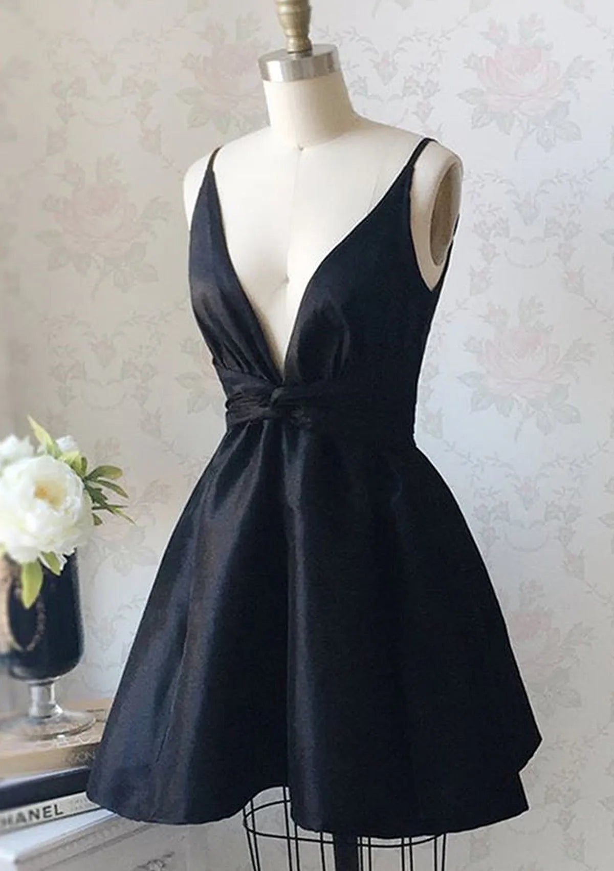 V Neck Sleeveless Taffeta Short/Mini Homecoming Dress With Ruffles