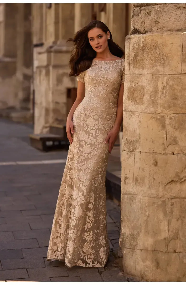 Elegant Champagne Lace Sheath Scoop Neck Short Sleeve Floor-Length Mother of the Bride Dress