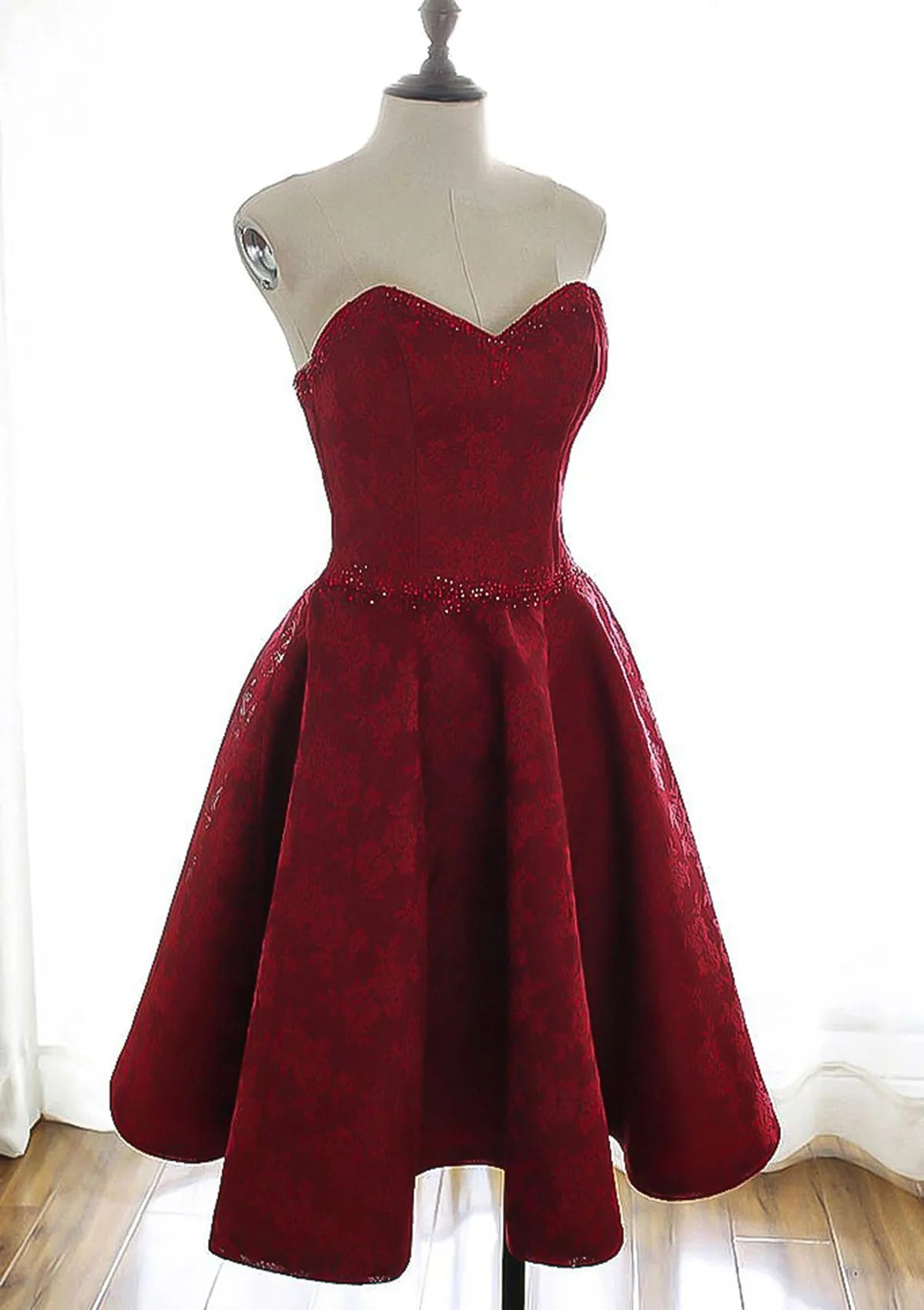 Burgundy Brocade Homecoming Dress with Strapless Sweetheart Neckline Waist and Flared Skirt Timeless Elegance for Memorable School Events