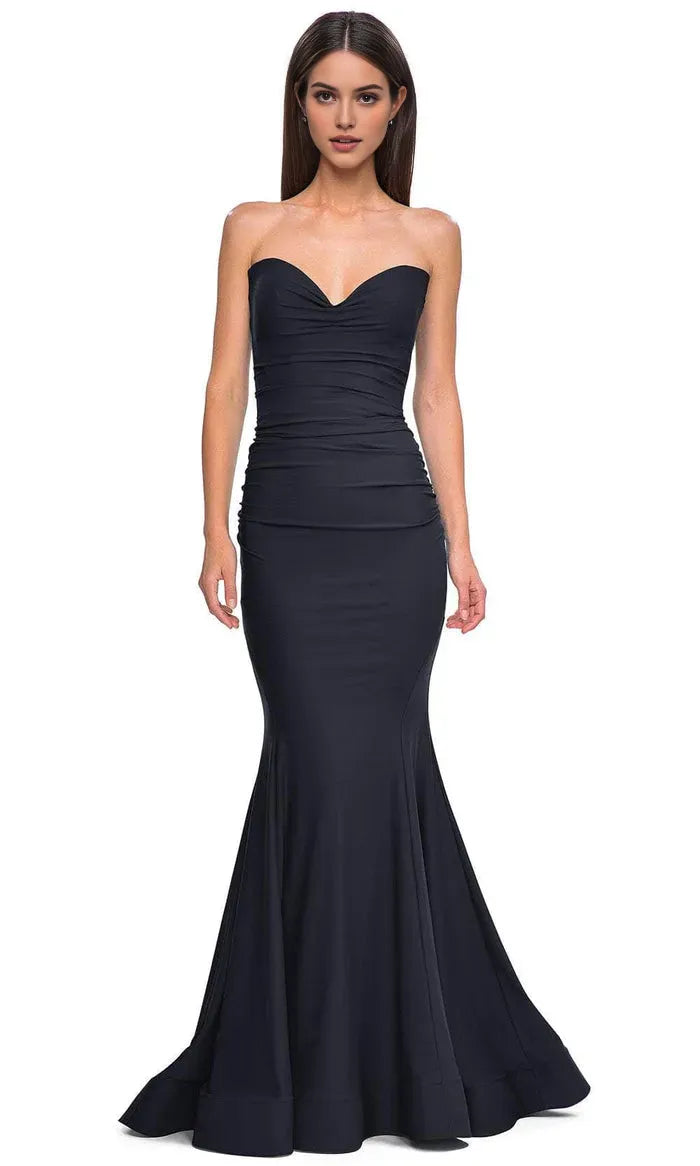 Black Mermaid Style Prom Gown Crafted from Luxurious Fabric with Strapless Sweetheart Neckline and Ruched Bodice for Formal Occasions