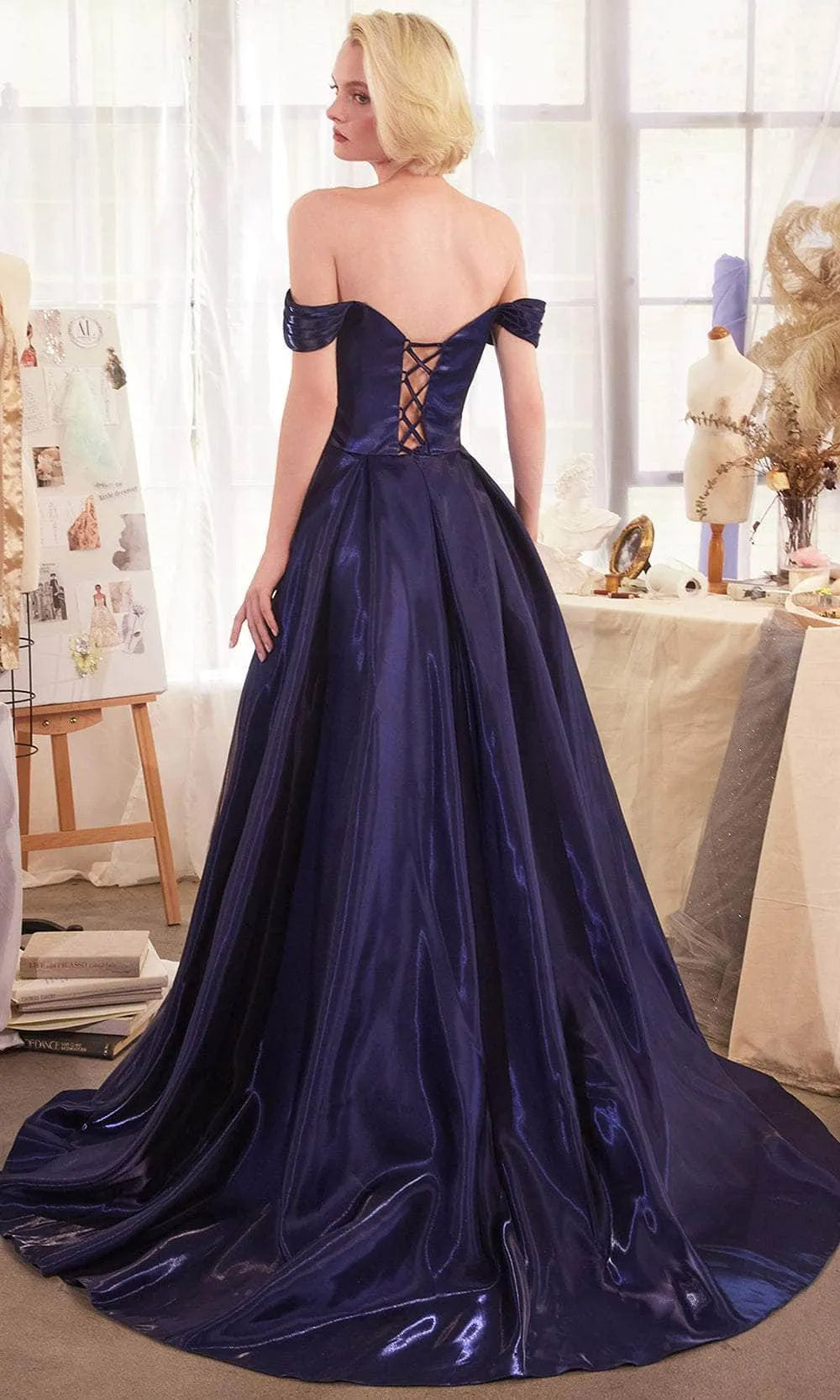 Green Emerald Off - Shoulder Prom Gown with Shimmering Fabric - Bodice and High Side Slit for Formal Evening Events