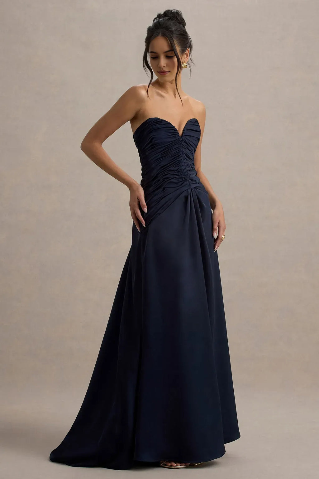 Navy Blue Strapless Ruched Prom Dress with Sweetheart Neckline and Flowy A - Line Skirt for Formal Occasions