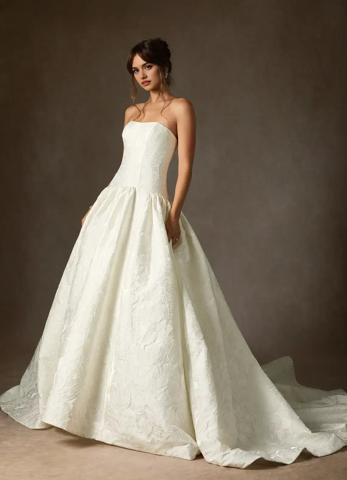 Straplesss weetheart neckline Gorgeous A-Line Wedding Dresses Floral Jacquard Fabric Structured Bodice Voluminous Skirt Train