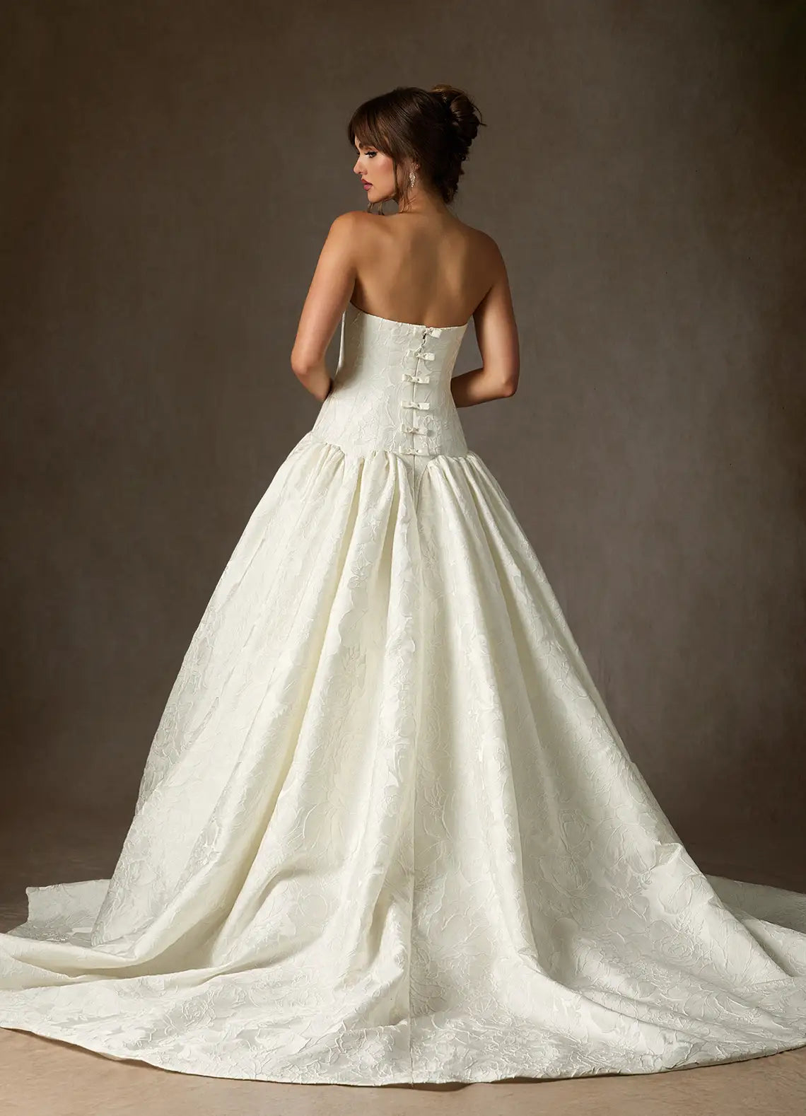 Straplesss weetheart neckline Gorgeous A-Line Wedding Dresses Floral Jacquard Fabric Structured Bodice Voluminous Skirt Train