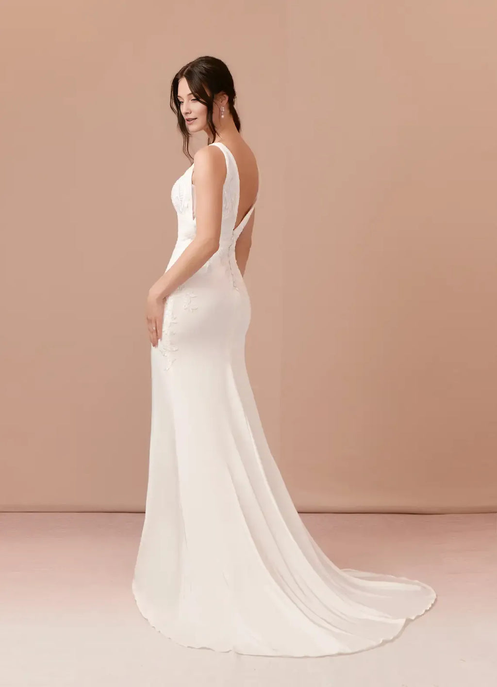 V - Neck Mermaid Wedding Dress with Intricate Appliqués and Flowing Train for Timeless Bridal Beauty