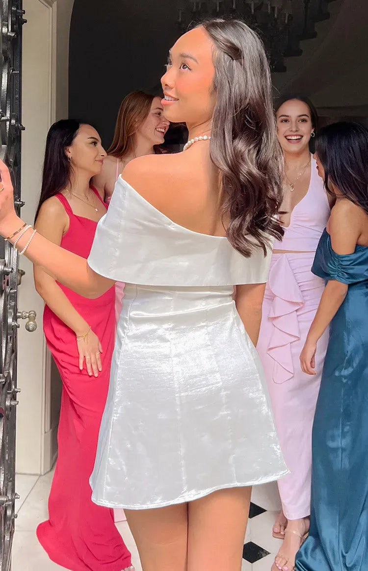 Whit bow Off Shoulder A-Line trumpet Homecoming Dresses Silhouette for a Chic Party Appearance