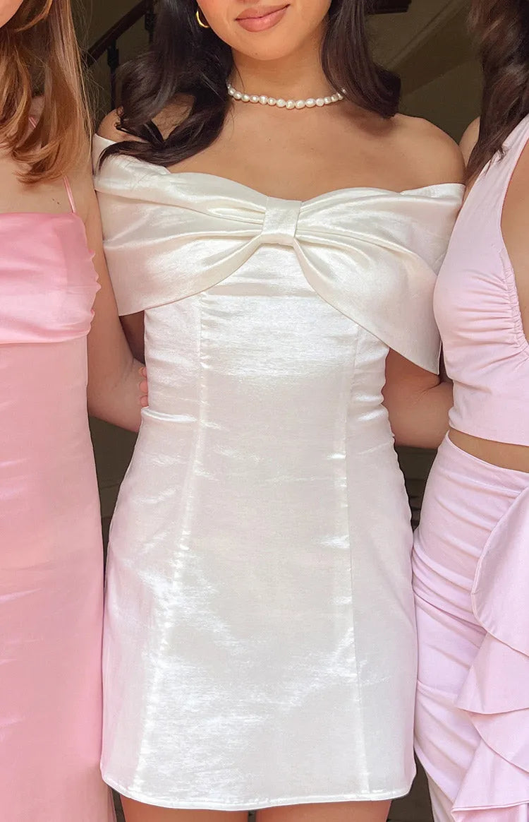Whit bow Off Shoulder A-Line trumpet Homecoming Dresses Silhouette for a Chic Party Appearance