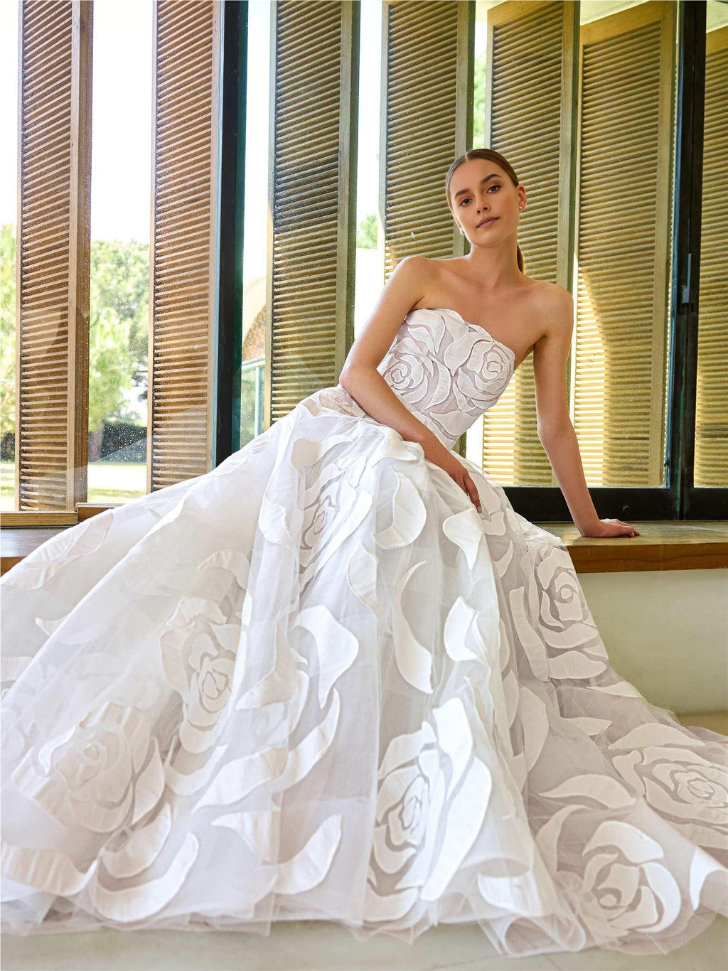 Strapless Sleeveless Floral-Appliques Open-Back Back Zip Sweep/Brush Train Wedding Dress