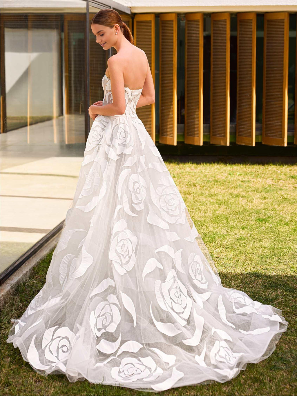 Strapless Sleeveless Floral-Appliques Open-Back Back Zip Sweep/Brush Train Wedding Dress
