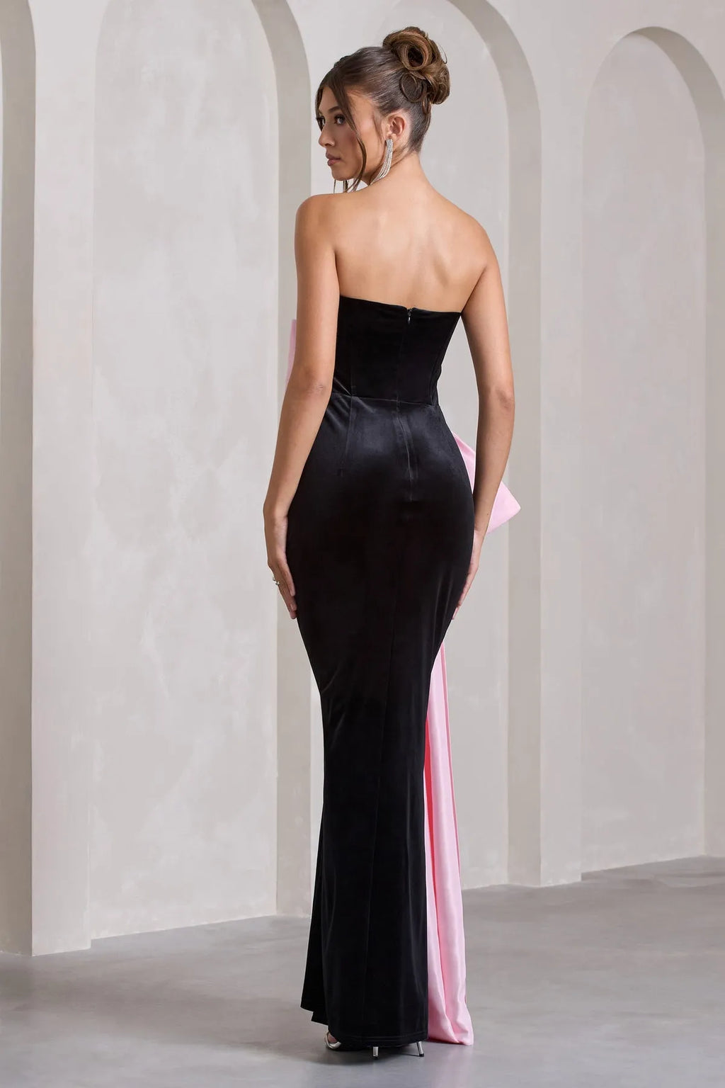 Black Luxurious Strapless Prom Dresses with Pink Bow Detail and Side Slit for Gala Nights