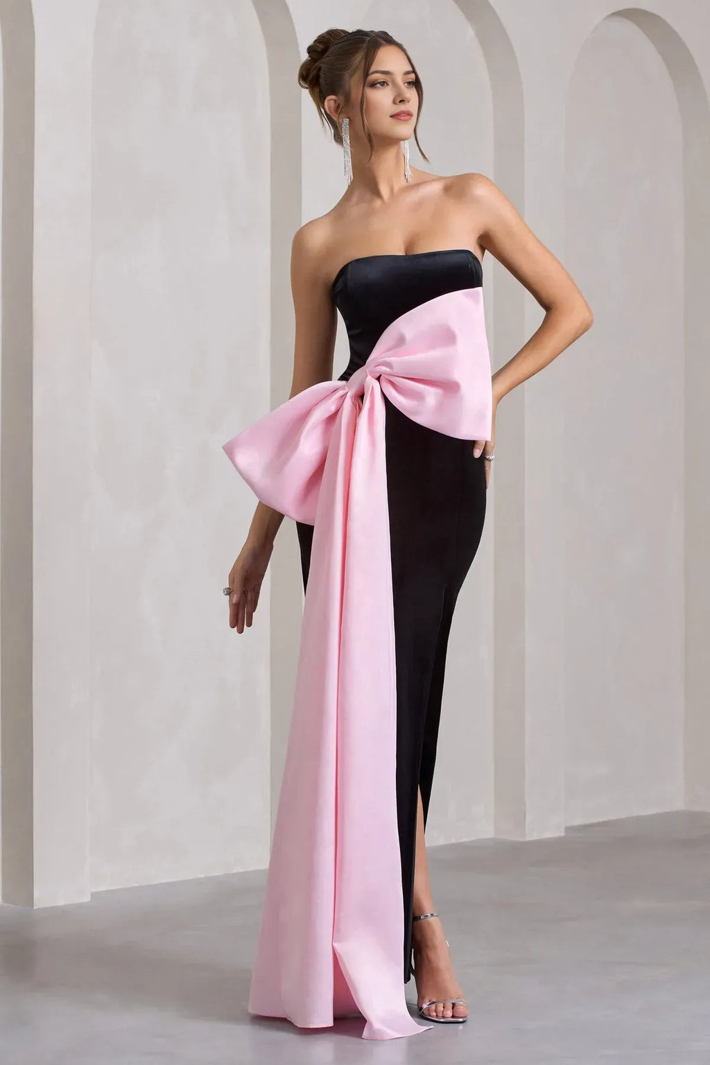 Black Luxurious Strapless Prom Dresses with Pink Bow Detail and Side Slit for Gala Nights