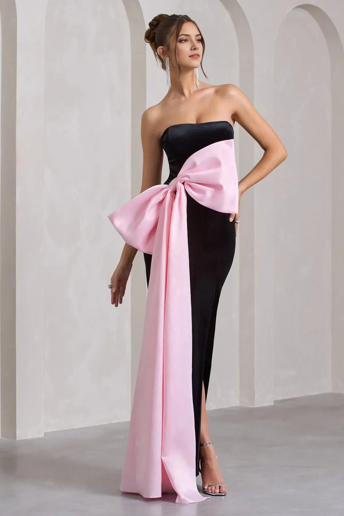 Black Luxurious Strapless Prom Dresses with Pink Bow Detail and Side Slit for Gala Nights