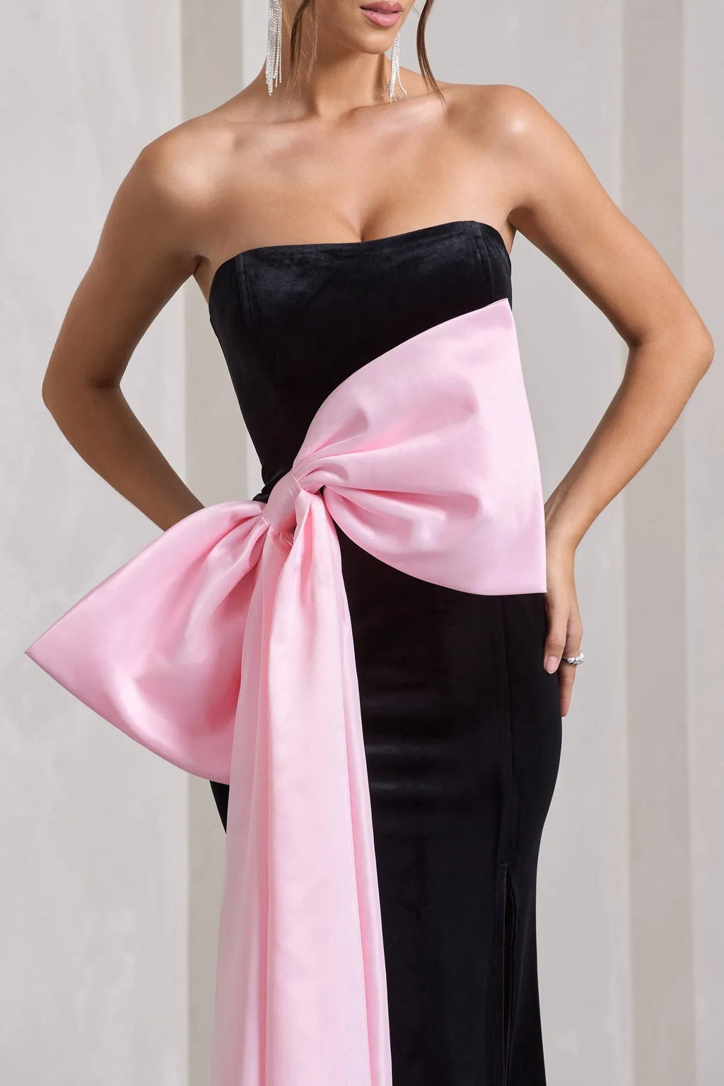 Black Luxurious Strapless Prom Dresses with Pink Bow Detail and Side Slit for Gala Nights
