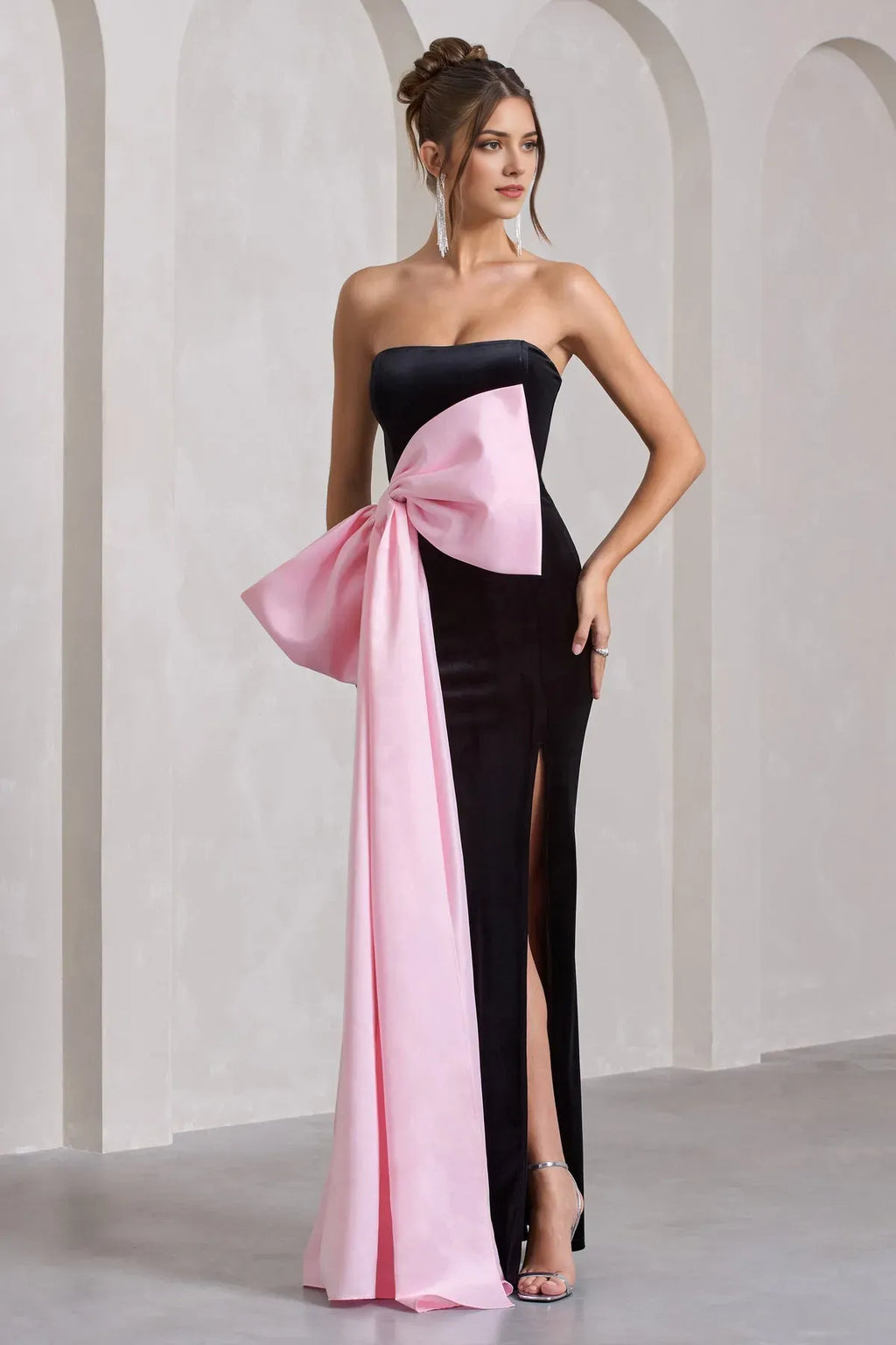 Black Luxurious Strapless Prom Dresses with Pink Bow Detail and Side Slit for Gala Nights