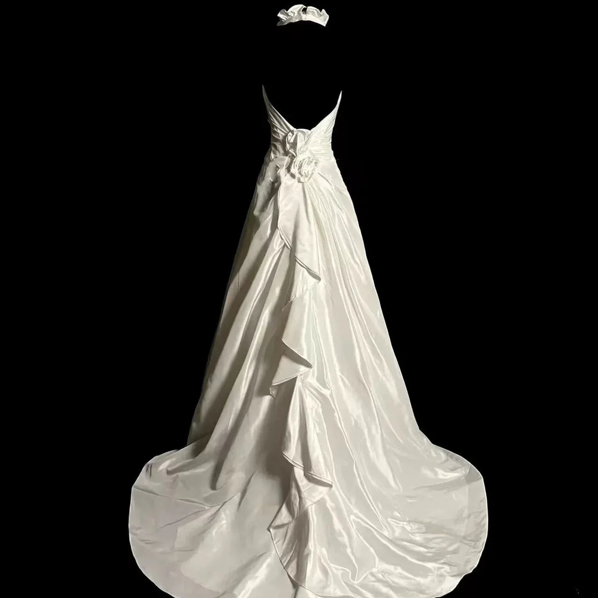 Luxurious White Ruffled A-Line Halter-Neck Sleeveless Classic-Back Floor-Length Wedding Dress