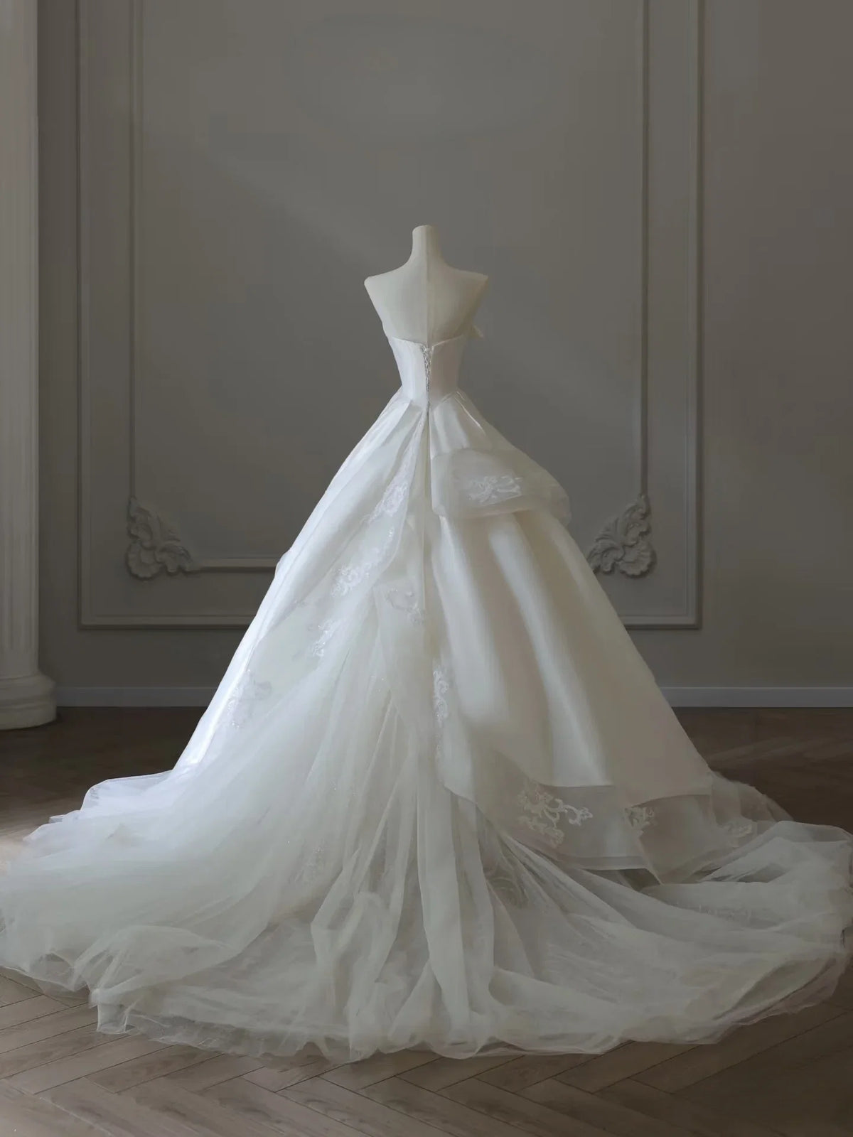 Ivory Romantic One-Shoulder Sleeveless Lace-Appliqué Wedding Dresses