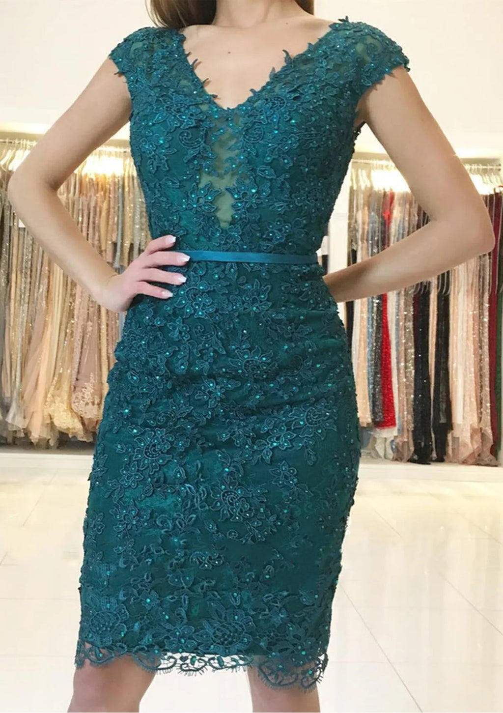 Sheath/Column V Neck Sleeveless Knee-Length Homecoming Dress With Beading