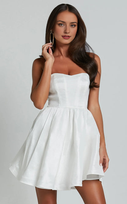 Graceful Stylish Refined Elegant White Satin A-Line Sweetheart Backless Knee-Length Homecoming Dress