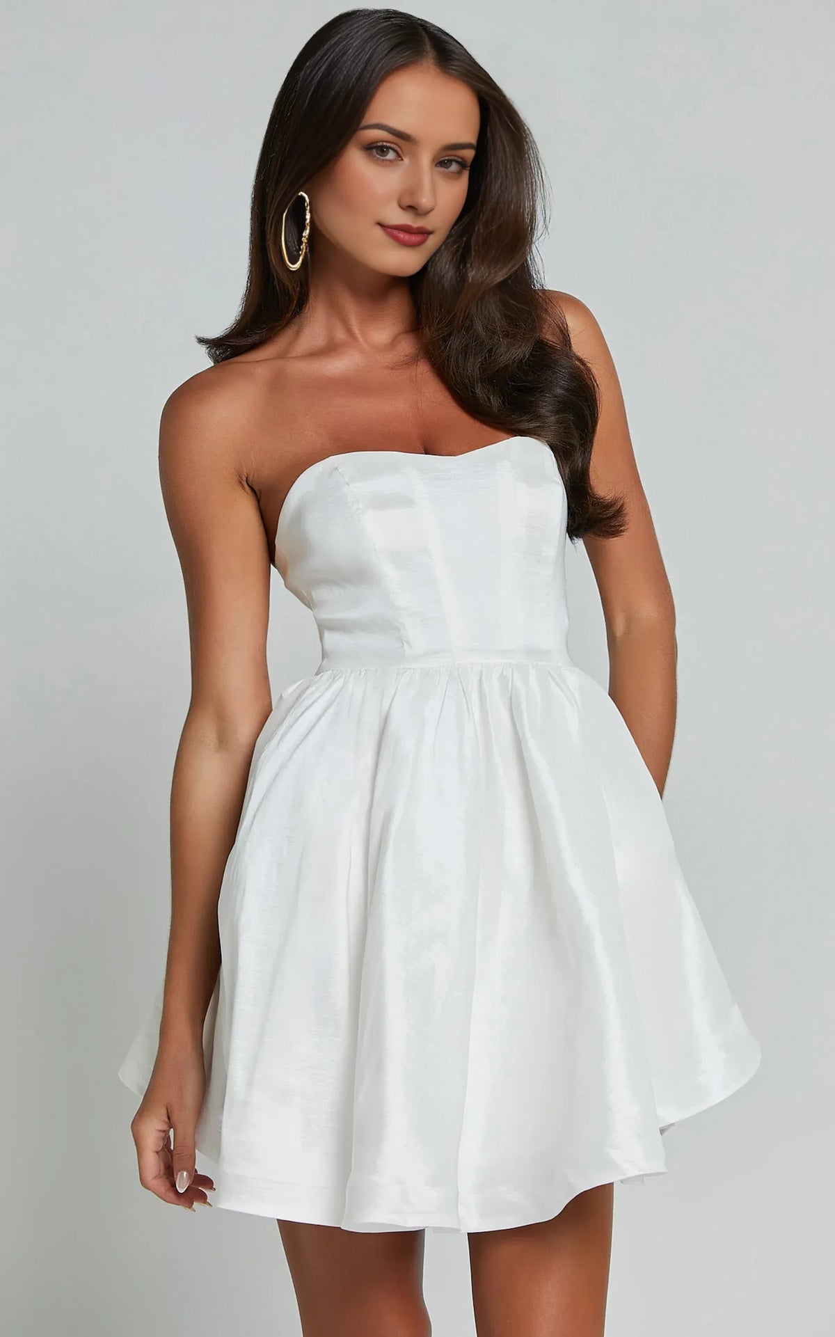 Graceful Stylish Refined Elegant White Satin A-Line Sweetheart Backless Knee-Length Homecoming Dress