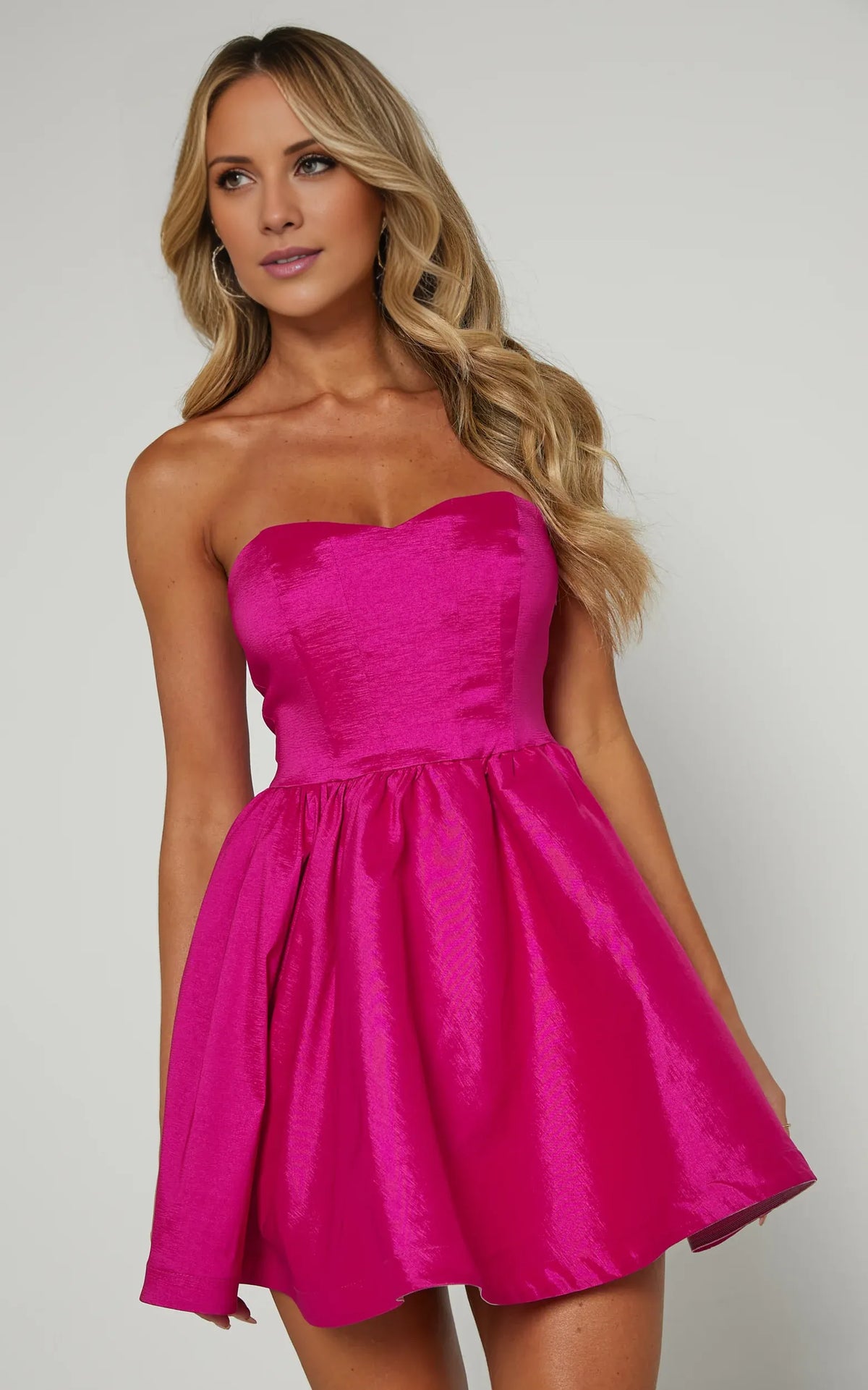Graceful Stylish Refined Elegant White Satin A-Line Sweetheart Backless Knee-Length Homecoming Dress