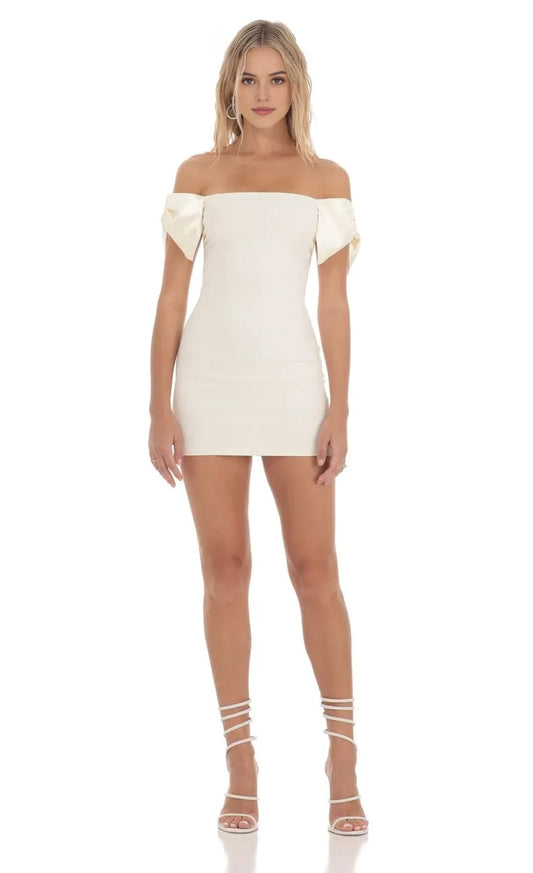 Chic White A-Line Classic-Neck Classic-Sleeve Classic-Back Floor-Length Homecoming Dress