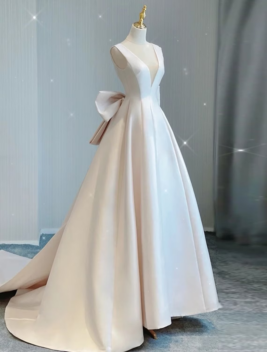 Casual Wedding Dresses Court Train Sleeveless V Neck With Bow(s) Pleats