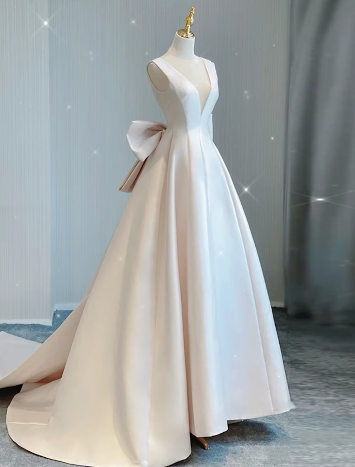 Casual Wedding Dresses Court Train Sleeveless V Neck With Bow(s) Pleats