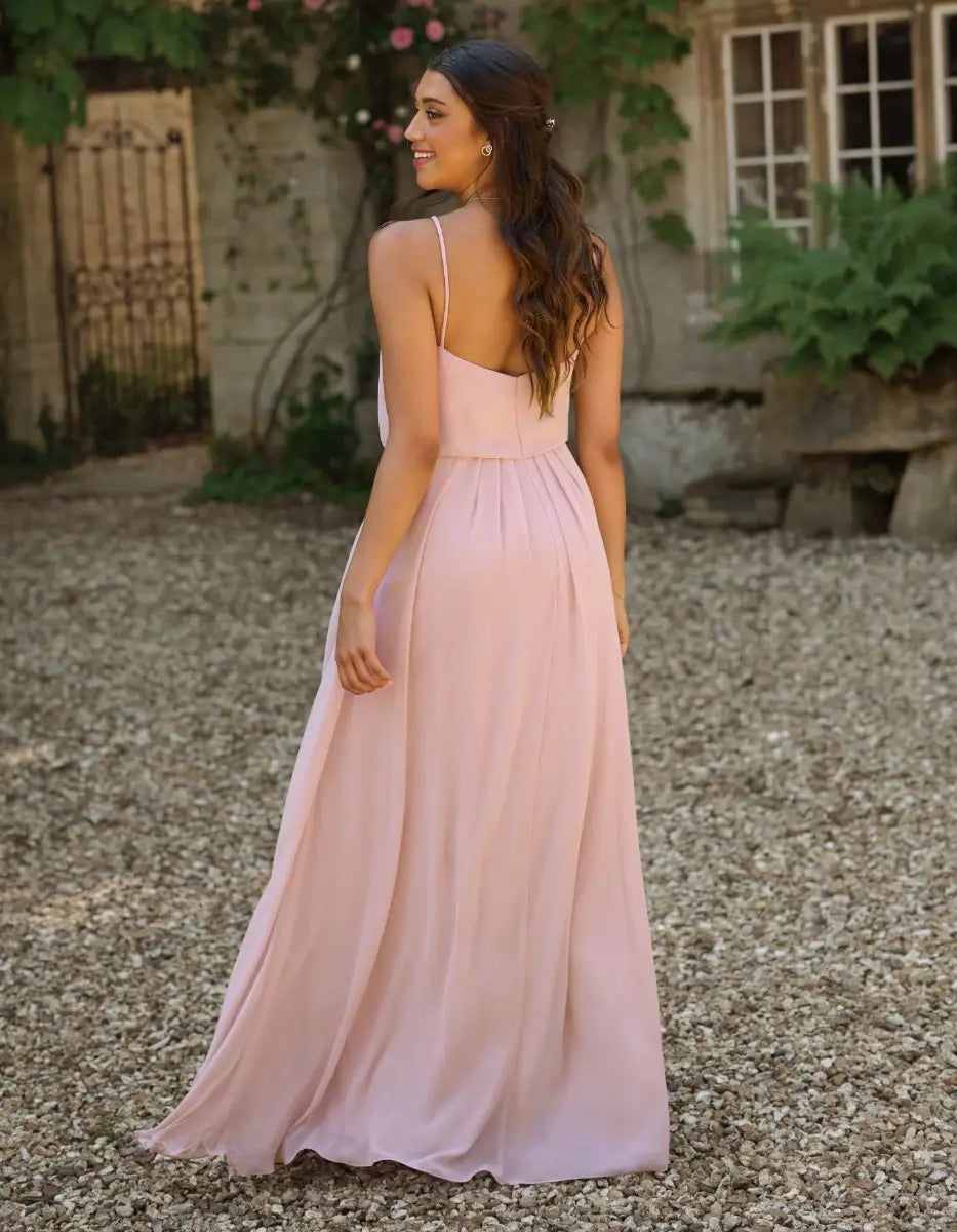 a dainty blouson top with a stylish a-line skirt that¡¯s super flattering