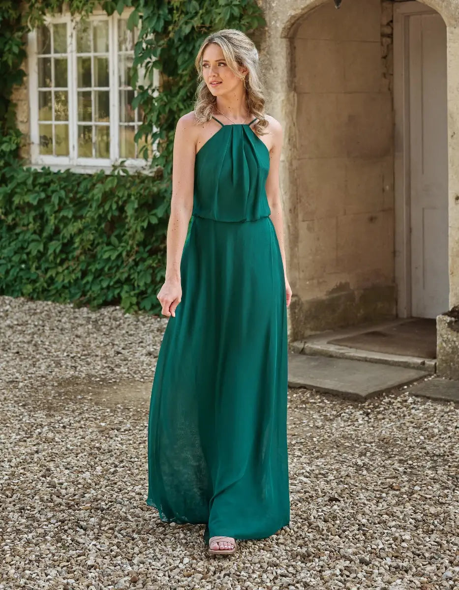 a dainty blouson top with a stylish a-line skirt that¡¯s super flattering