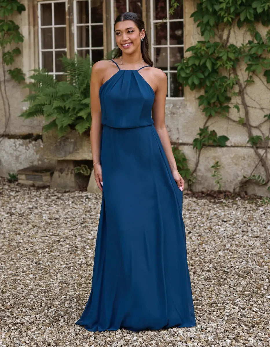 a dainty blouson top with a stylish a-line skirt that¡¯s super flattering