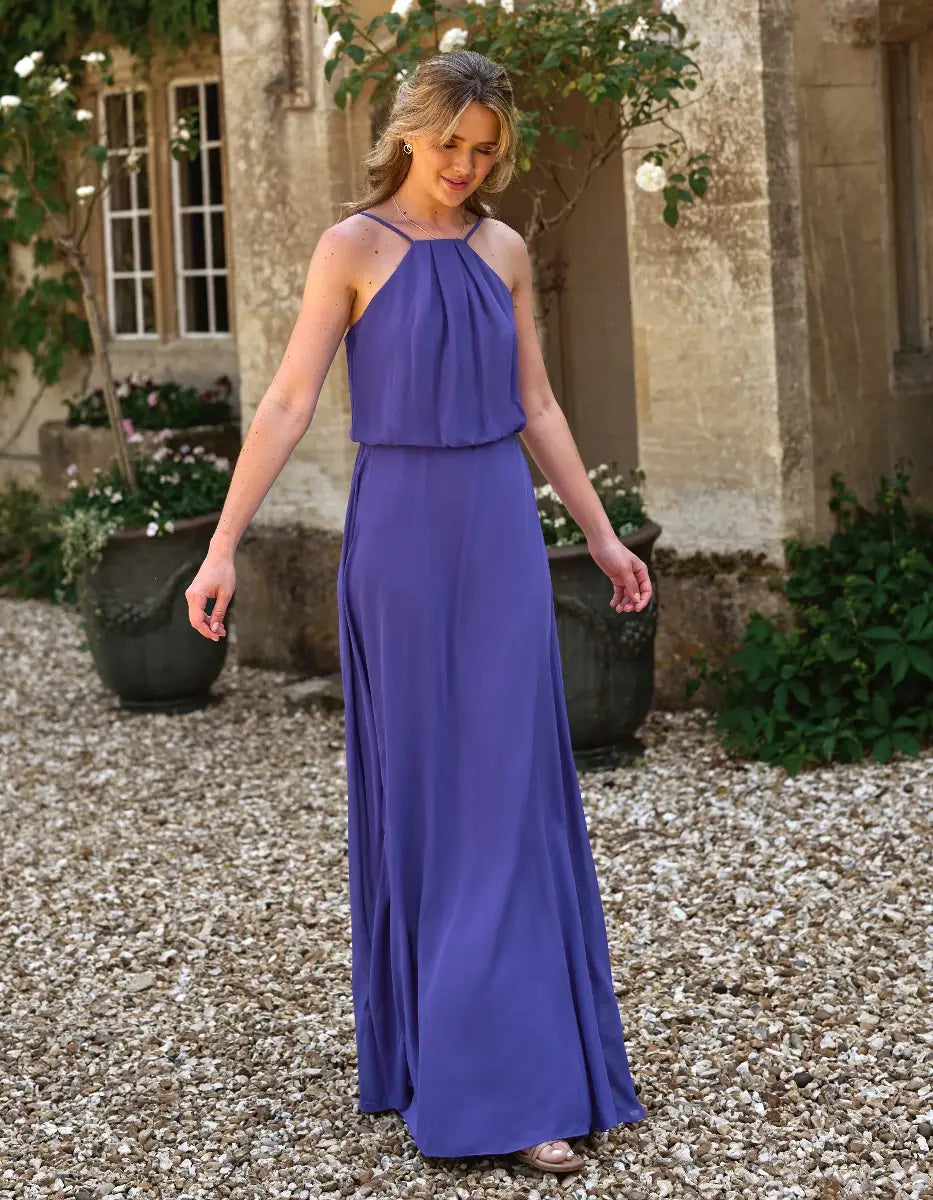 a dainty blouson top with a stylish a-line skirt that¡¯s super flattering